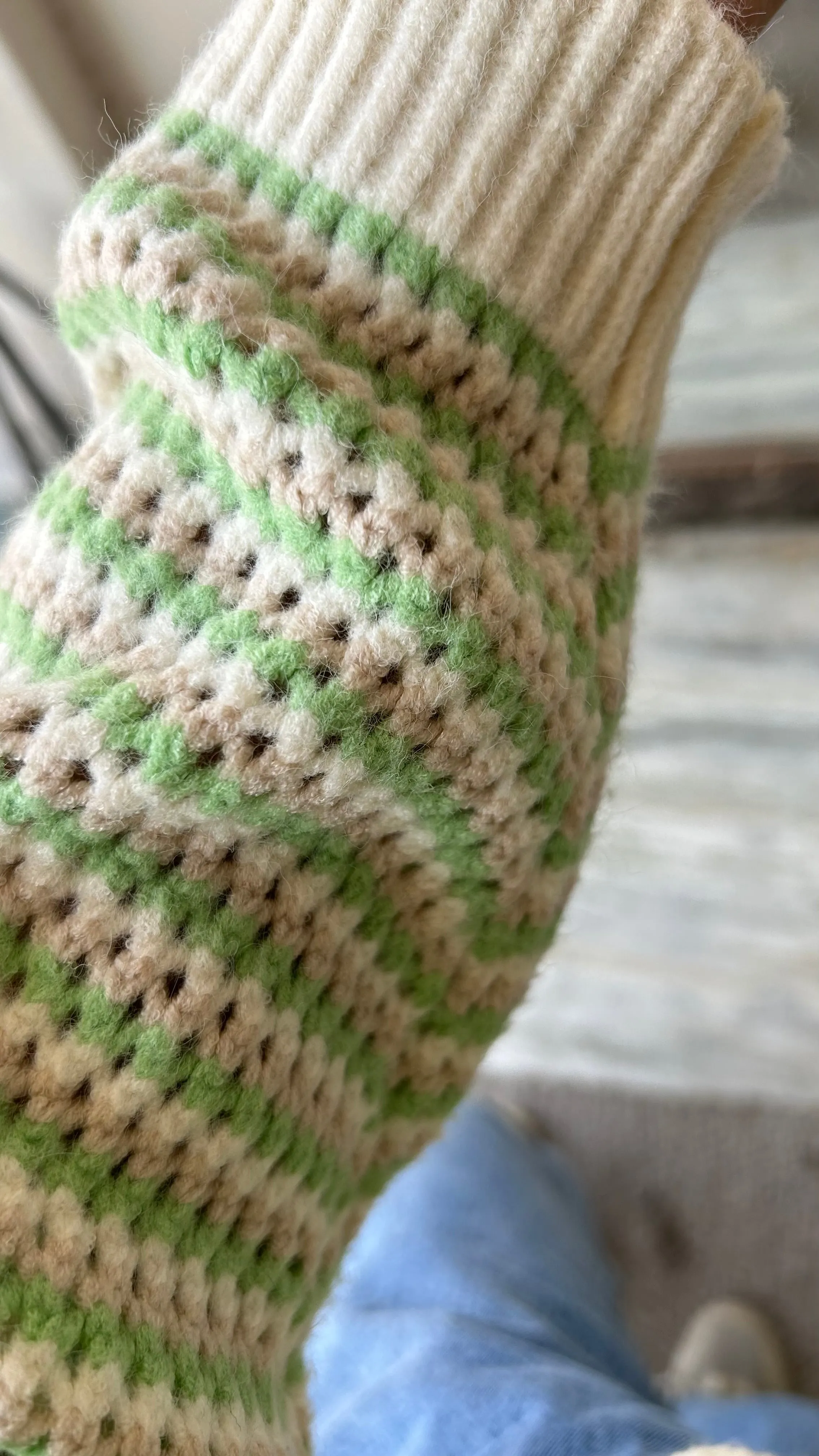 Cute light crochet sweater XS