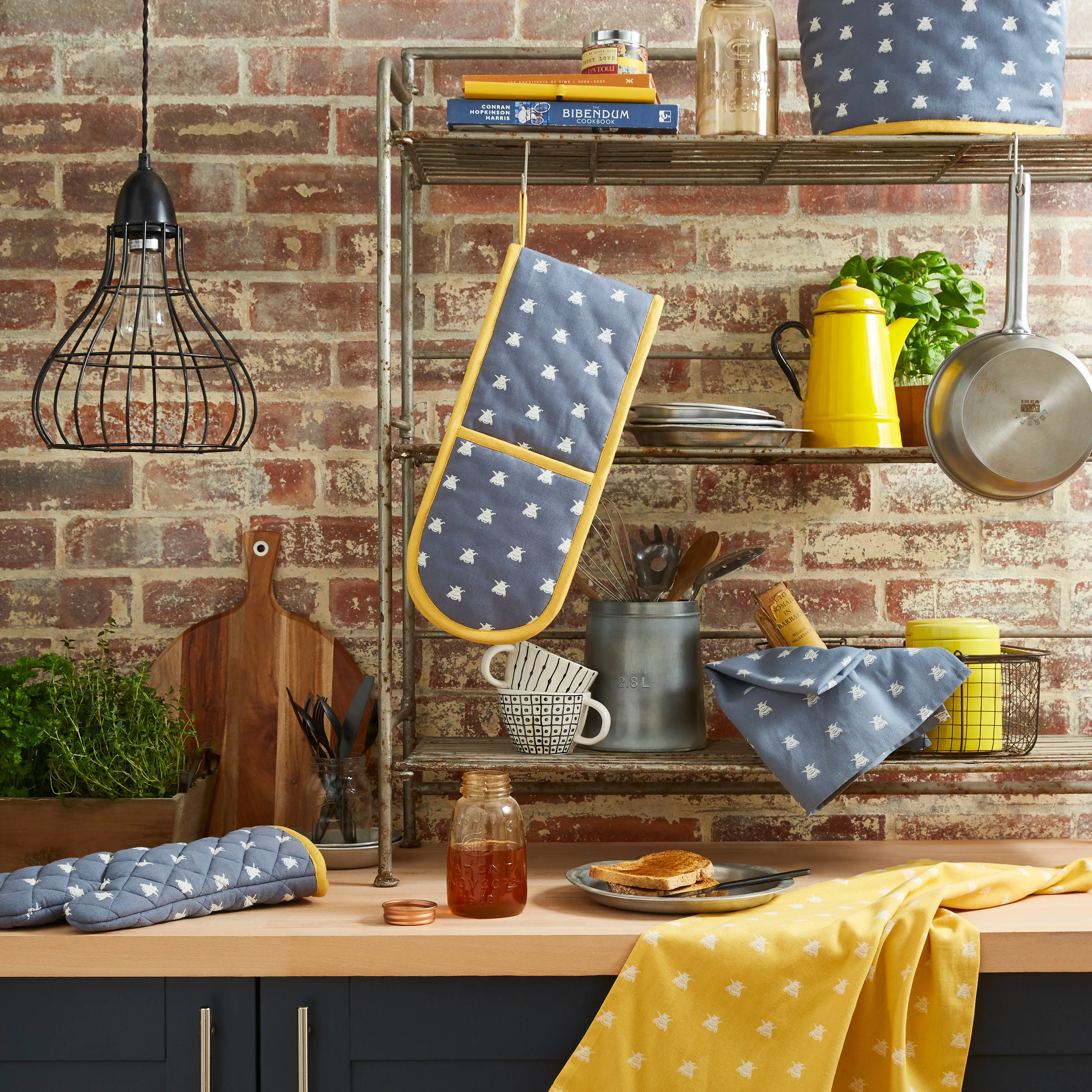 Ulster Weavers Tea Cosy - Bees (100% Cotton Outer; 100% Polyester wadding; CE marked, Yellow, 6 Cup Teapot)